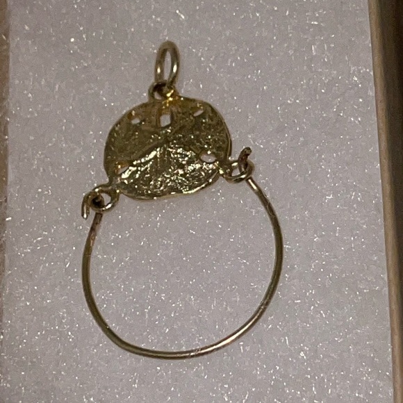 Vintage 14K Gold Sand dollar charm holder pendant - Picture 3 of 7